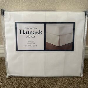 ⭐️ BRAND NEW ⭐️ Queen bedskirt - white